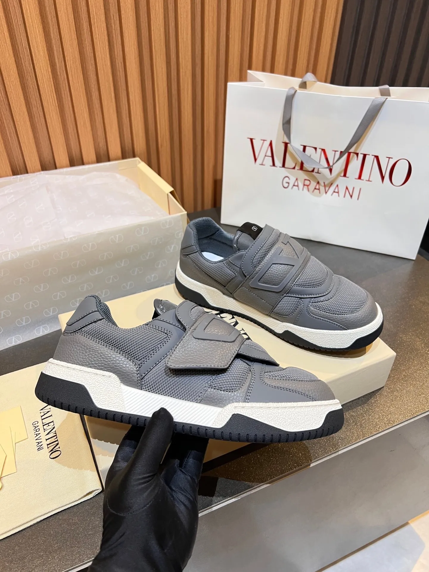 Men's men's shoes 💰760 VLTN Valentin 𝑶𝒏𝒆𝑺𝒕𝒖𝒅 Couple's sneaker series Valentino 2025 new couple's sneakers are on sale. The original ZP purchased and disassembled. Repeated pattern making and modification. The strength must be restored one to one! Top luxury masterpiece Velcro design Soft and comfortable imported calfskin 🧧brings excellent and elegant texture and excellent on-foot comfort Top purchasing version upper: imported calfskin surface/original oil edge craftsmanship Inner: water-dyed cowhide lining Outsole: original development 𝐓𝐏𝐔 two-color combination outsole Packaging: original configuration complete package Code number: 35-46 (45 46 customized)